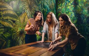 GRUPO-AMIGAS-JUGANDO-ESCAPE-ROOM-FUENLABRADA