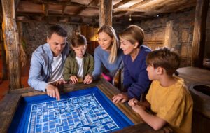 Familia-jugando-escape-room-familia